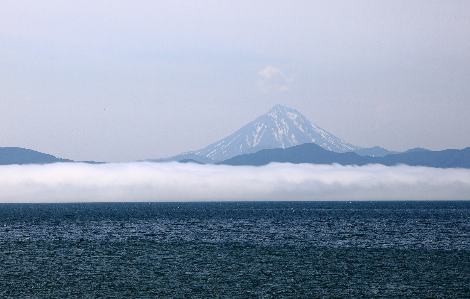 マリンブルーの海面