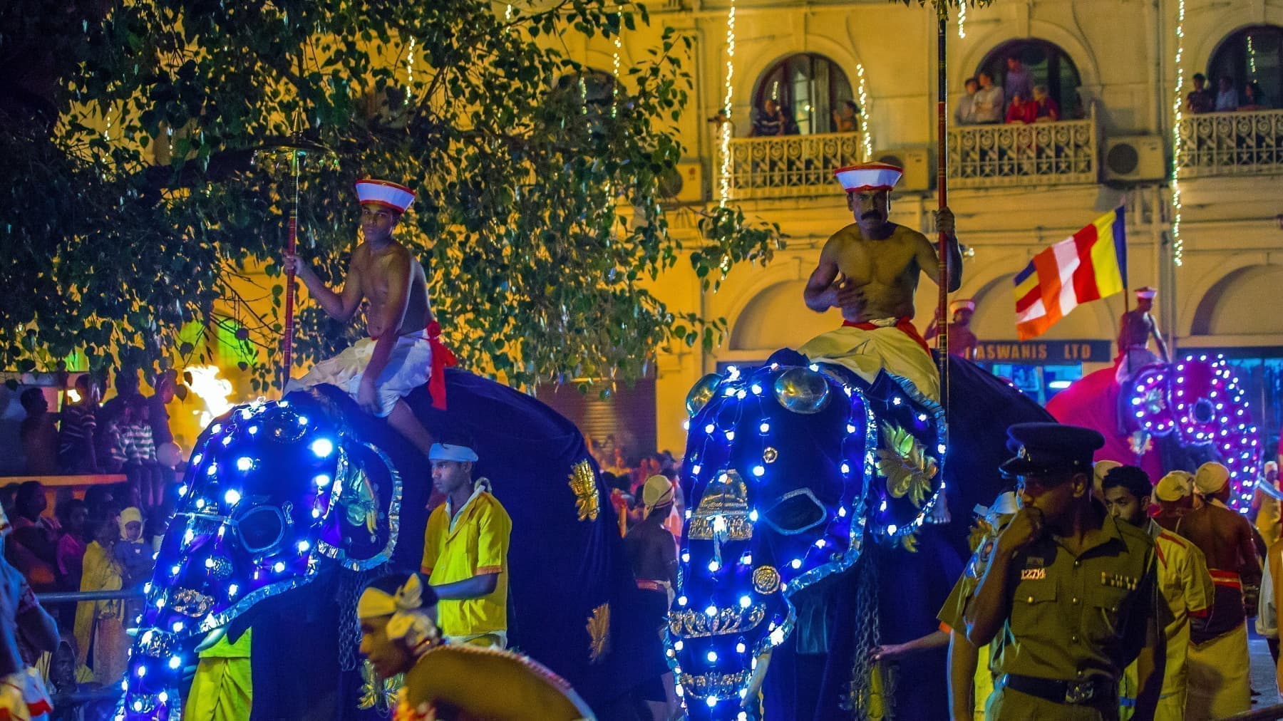 スリランカの「ペラへラ祭り」